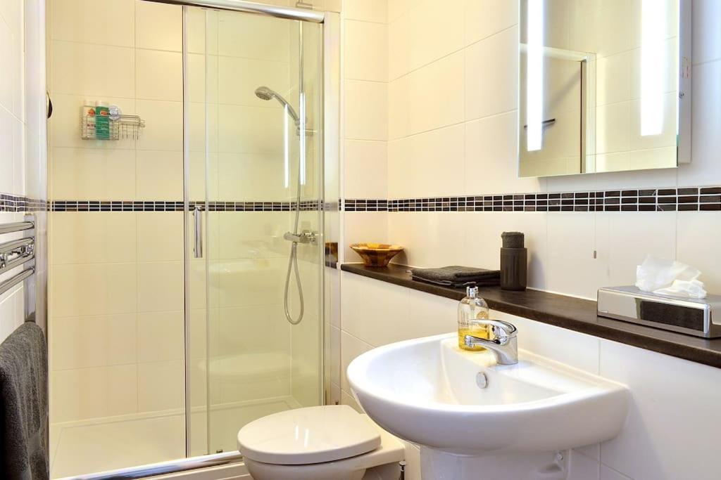 Апартаменты **Spotless, Bright 2 Double Bed, Period Features** Бат Экстерьер фото